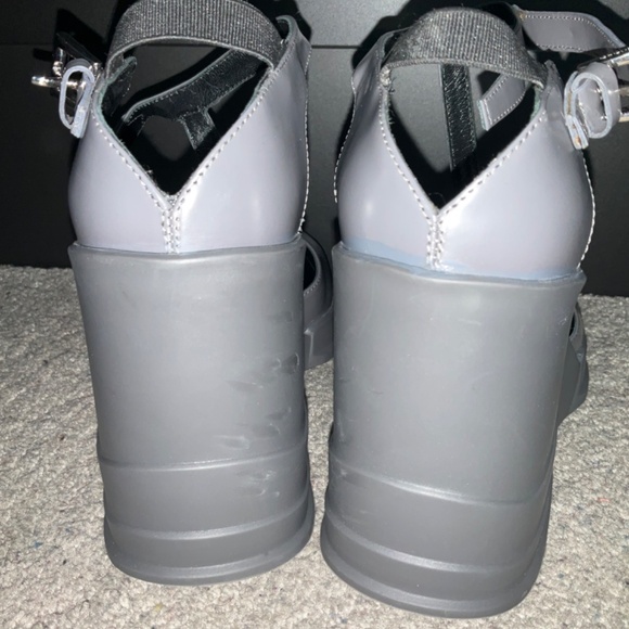 Prada - Picture 3 of 14